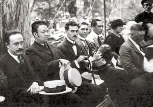 Jose Vasconcelos a Diego Rivera během venkovní akce v parku Chapultepec, Mexico City, 1921